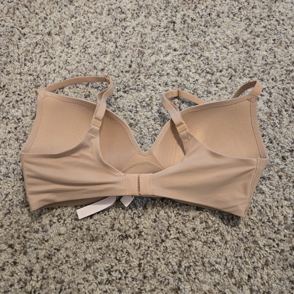 Victoria's Secret Incredible Padded Wireless Bra, size 32C - Picture 2 of 5